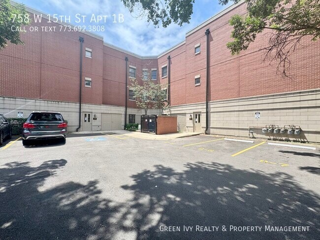 Building Photo - 758 W 15th St