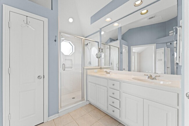 Building Photo - 2411 Clippers Square