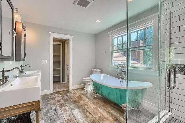 Building Photo - August 2026 Lakewood 5 Bedroom 2.5 Bathroom House with HUGE Backyard