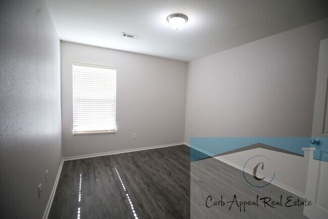 Building Photo - Beautiful 3 bed / 2 bath home with a fence...