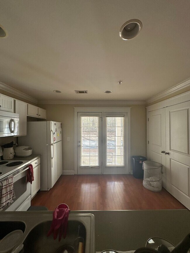 Building Photo - 2 Bedroom 2 Bathroom in gated community of the Summit