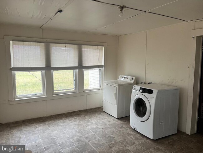 Building Photo - 196 Church St