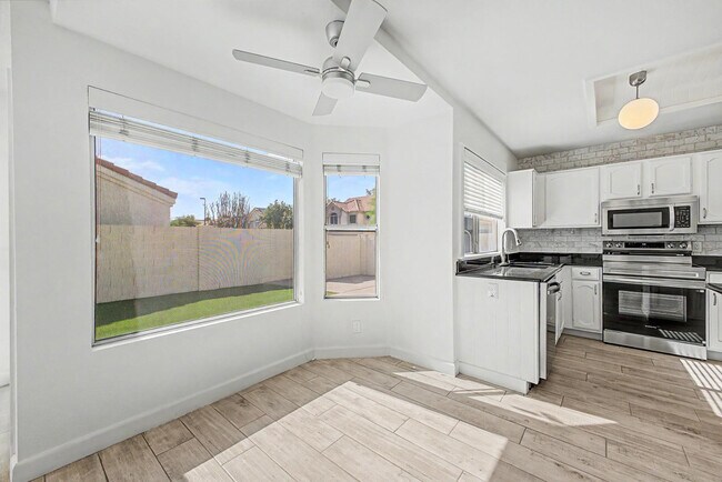 Building Photo - 1006 S Tiago Dr
