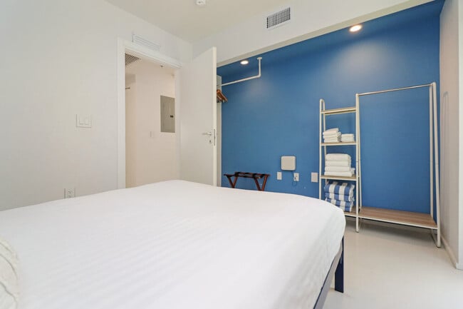 Building Photo - 250 Collins Ave