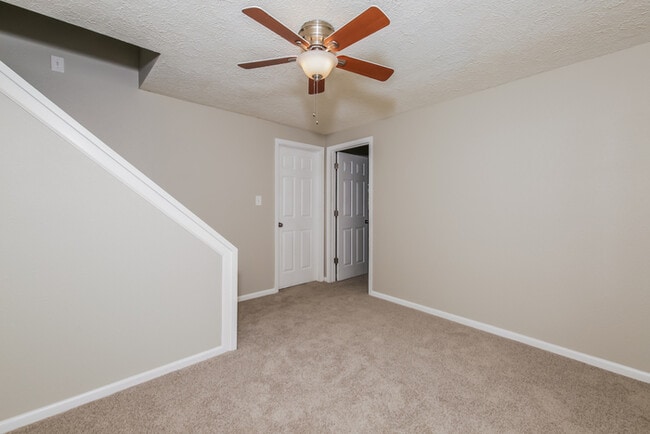 Building Photo - 5926 Buck Rill Dr