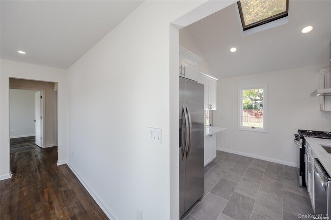 Building Photo - 24 Woodbine Dr S