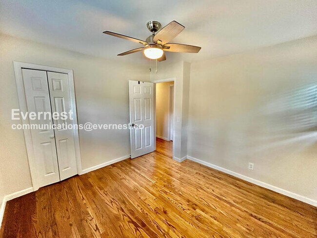 Building Photo - 210 Pinetree Cir