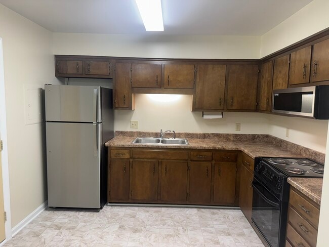 Building Photo - 369 Deer Lake Dr