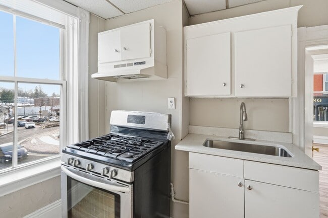 Building Photo - Your Hudson Home Awaits – 2 Bedrooms, Free Application, Pet Friendly