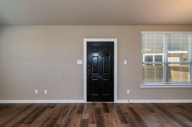 Building Photo - AVAILABLE NOW! GORGEOUS 3 BEDROOM FOUR PLE...