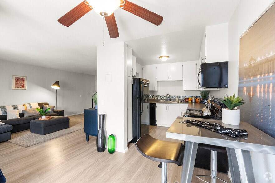 2BR, 1.5BA - University Crest Apartments - Near UCR