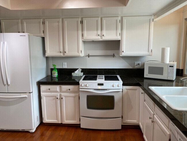 Building Photo - 4 Bed 3.5 Bath Wonderland Hill Townhouse