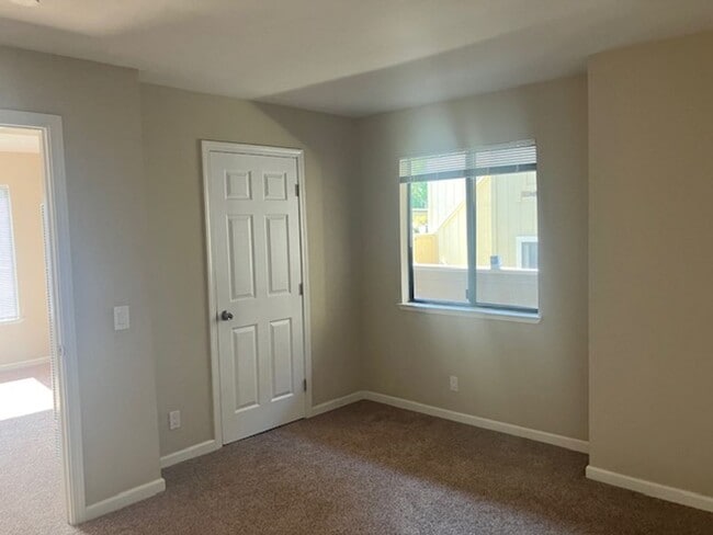 Building Photo - Great One Bedroom Condo in Monterey
