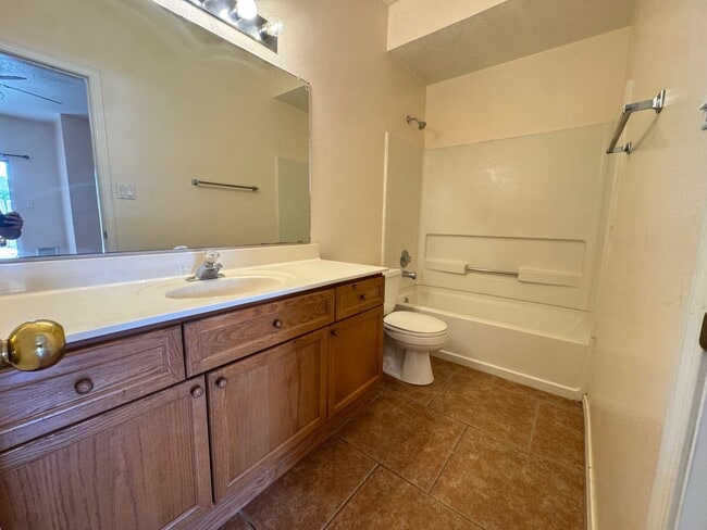 Building Photo - Cute Northwest Townhome!