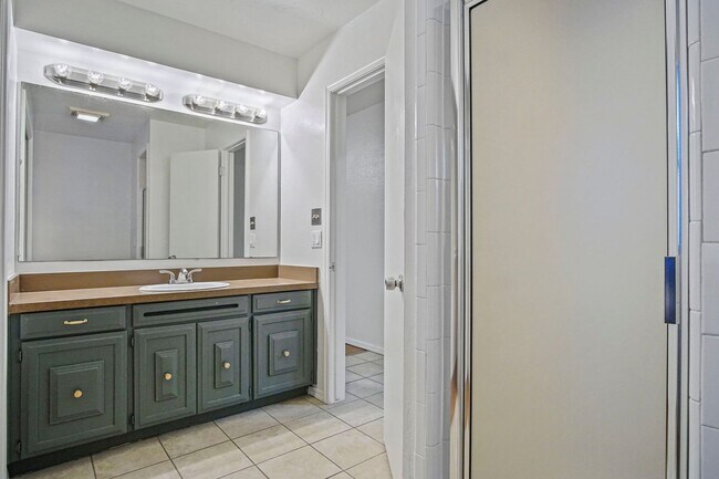 Building Photo - Beautifully Renovated 3bed/  2bath in Del city!   Bonus room in the Master bedroom!!