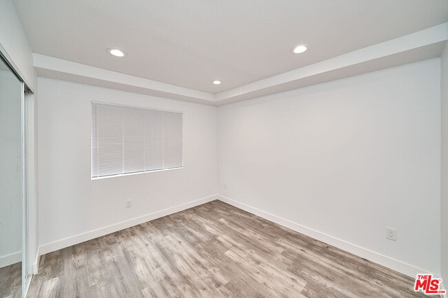Building Photo - 601 W 41st Pl