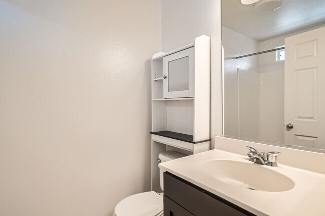 Building Photo - Stylish 2Bd + Den/Office - Townhome in Prime Central SD – Near Convoy District, Bases & Freeways