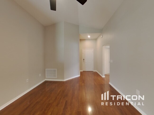 Building Photo - 2704 Oak Hammock Loop