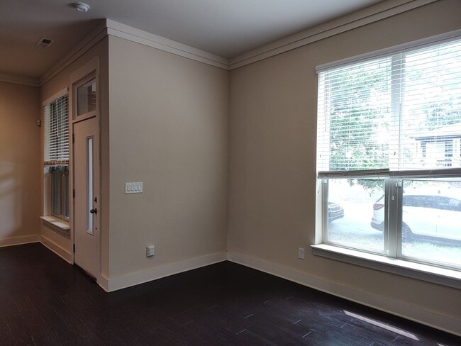 Building Photo - Move-In Ready Townhome located in the Stee...