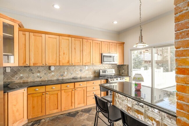 Primary Photo - 157 H St
