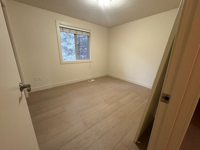 Building Photo - Family home just across from Pine Ridge elementary