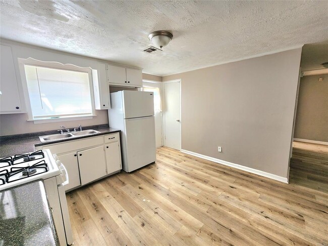 Building Photo - 102 White Oak Dr