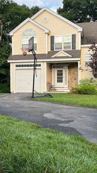 Primary Photo - 10 Minuteman Ln