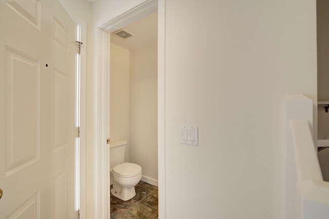 Building Photo - 2bd/2.5ba Kirkland Townhome