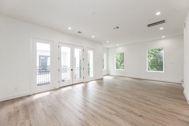Building Photo - 905 Quitman St