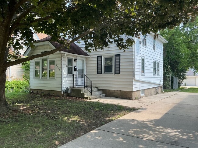Building Photo - 4 Bedroom Single Family Home