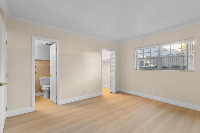 Building Photo - 1965 SE 5th Ct