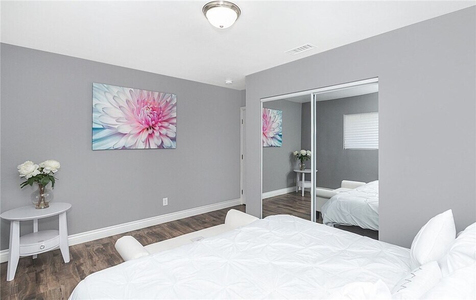 Building Photo - 9011 Vena Ave