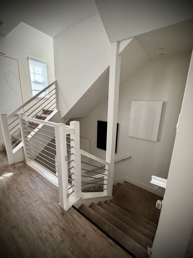 Building Photo - Luxury 4BR Home with Dual Side Yards, Putt...