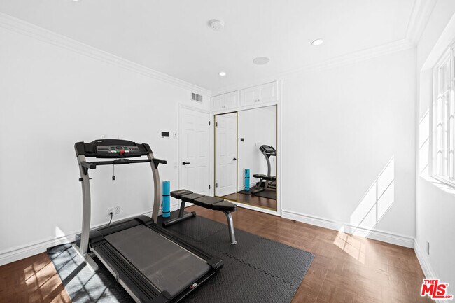 Building Photo - 2563 Hutton Dr