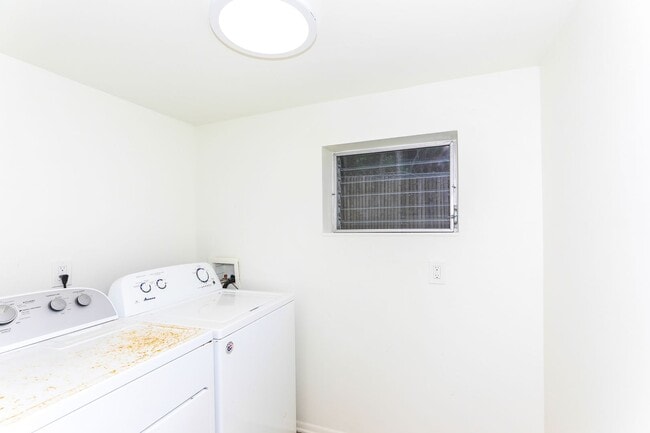 Building Photo - Kahala Avenue Beachside - remodeled 2 bedroom, 1 bath with Luxury Vinyl Plank Flooring