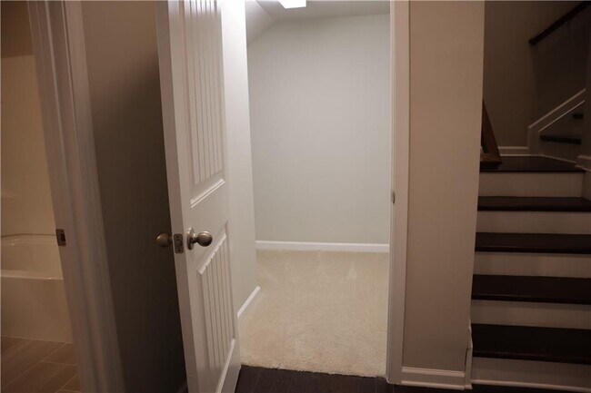 Building Photo - 561 Sunset Park Dr