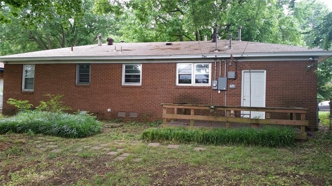 Building Photo - 511 Fleetwood Dr