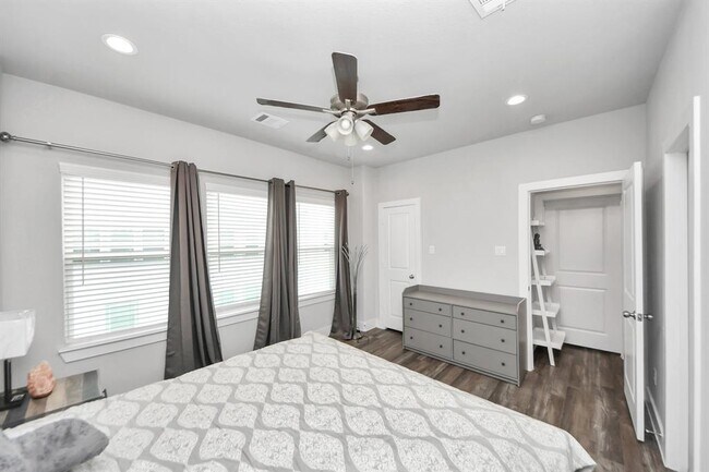 Building Photo - 1743 Cove Cres Ct