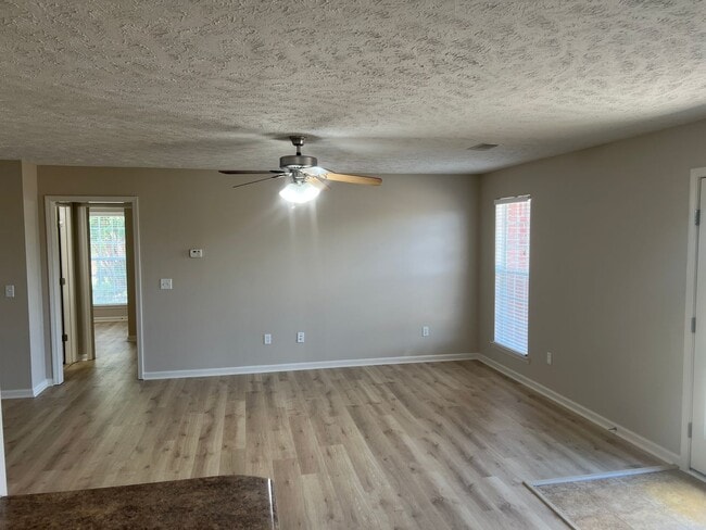 Building Photo - Charming 3 Bed 2 Bath Home