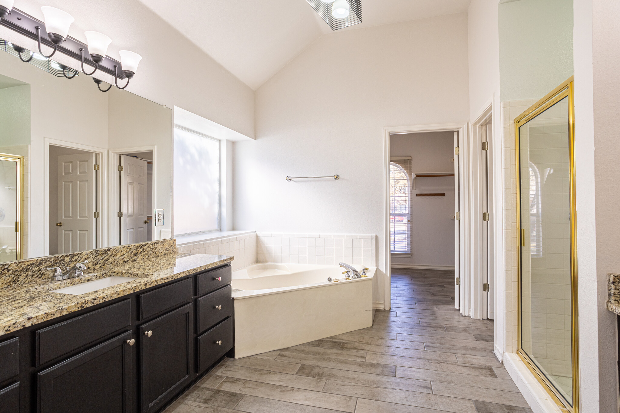 relaxing soaking tub - 7318 Chimney Bluff