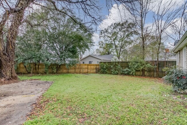 Building Photo - Three bedroom two bath