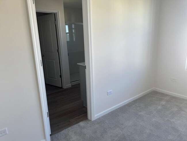 Building Photo - 5928 Hawkweed Dr