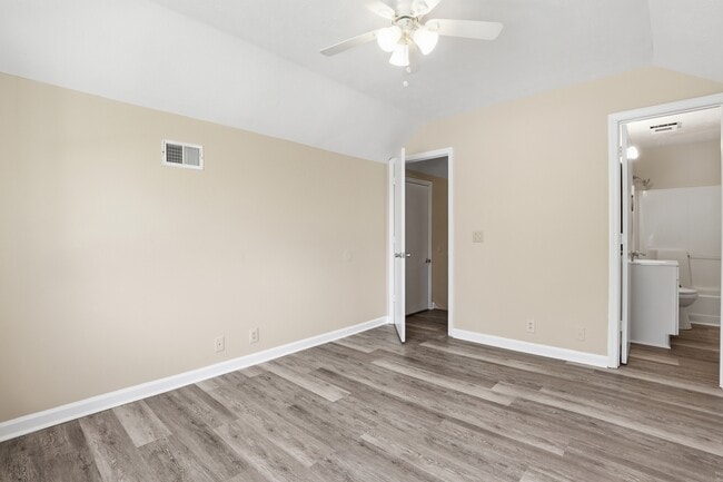 Building Photo - Ash St Ex