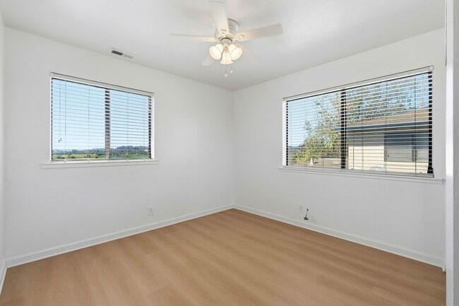 Building Photo - Updated Townhome with Garage!