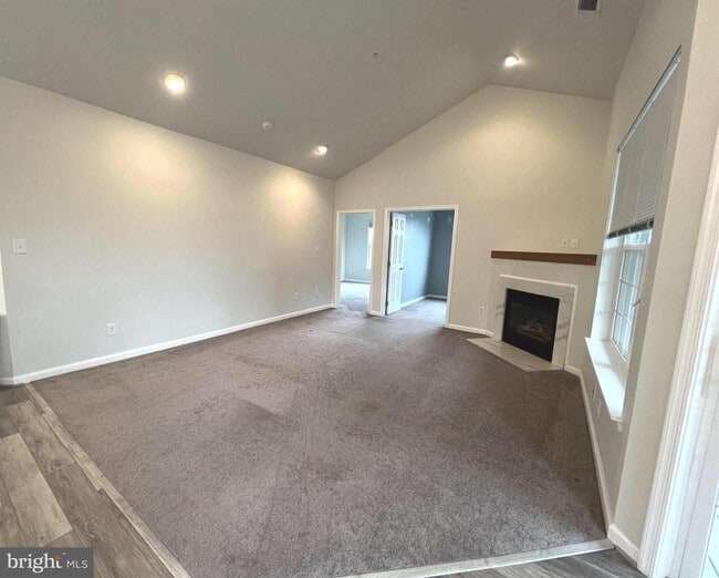 Building Photo - Gorgeous 2bd 2bth updated penthouse condo in sought after New Town community.