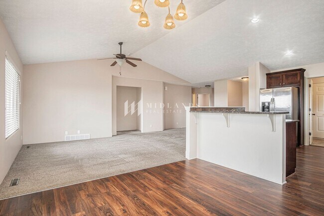 Building Photo - Ranch Townhome in Shadow View