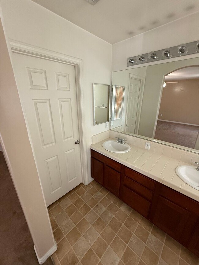 Building Photo - Spacious 3-Bedroom, 2-Bathroom Home in Sou...
