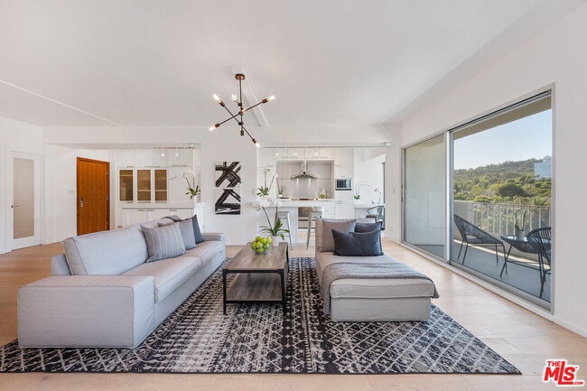 Building Photo - 838 N Doheny Dr