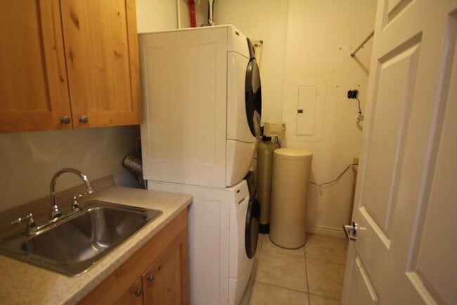 Building Photo - Luxury Living in Downtown Provo