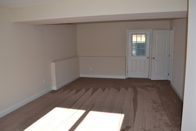 Building Photo - Beautiful Bi-level  Home w/ 2 car Garage and Central AC. One Pet OK!